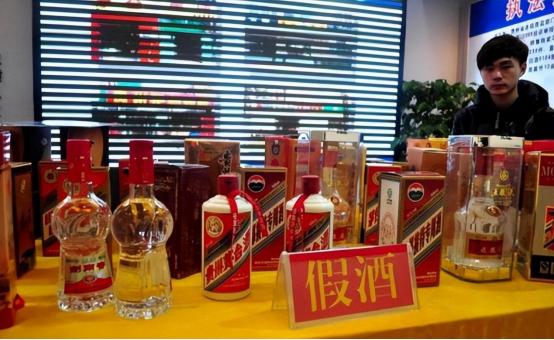 白酒如何辨别真假酱香型,白酒怎么辨别真假粮食酿造