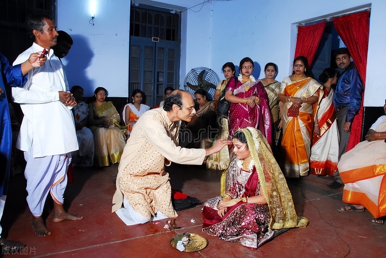 船到孟加拉，当地人送女儿给船员的婚俗要不得，船员善举让人感动