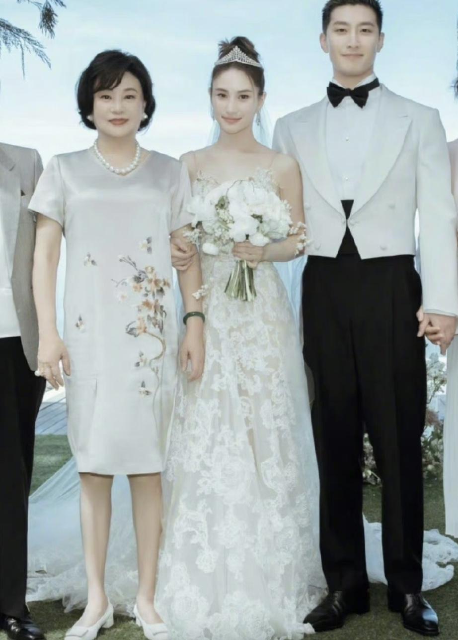 窦骁何超莲赌王合照,何超莲窦骁大婚戴的周大福首饰