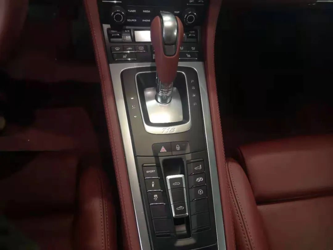 18款保时捷718敞篷2.5t二手多少钱,保时捷718新款敞篷车顶配落地价