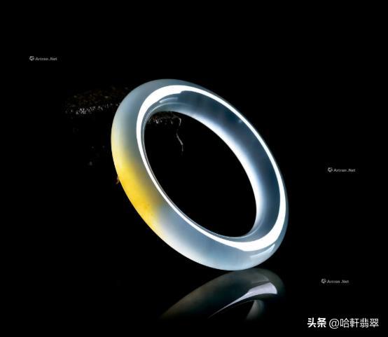 估价150万的黄翡手镯,长什么样子,它凭什么这么贵?