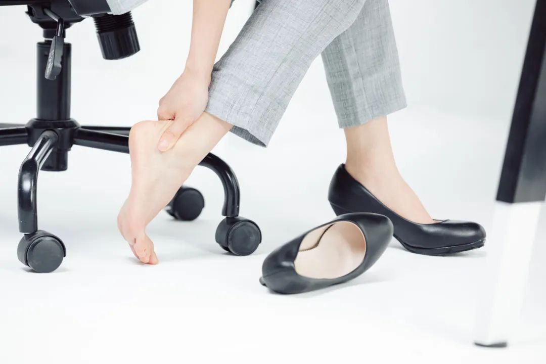 教你4个放松方法，轻松缓解腿胀、脚跟疼！