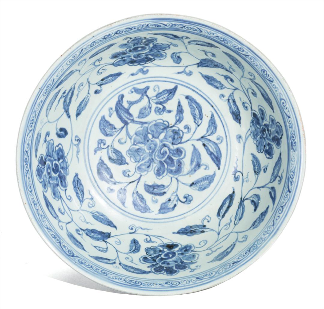 明永乐青花缠枝莲纹大碗拍卖,宣德青花缠枝牡丹纹菱口碗