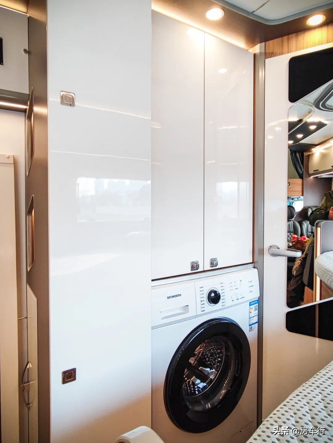 隔断式厨房，15度电+1700W太阳能，新星五十铃700P旅行官纵床版