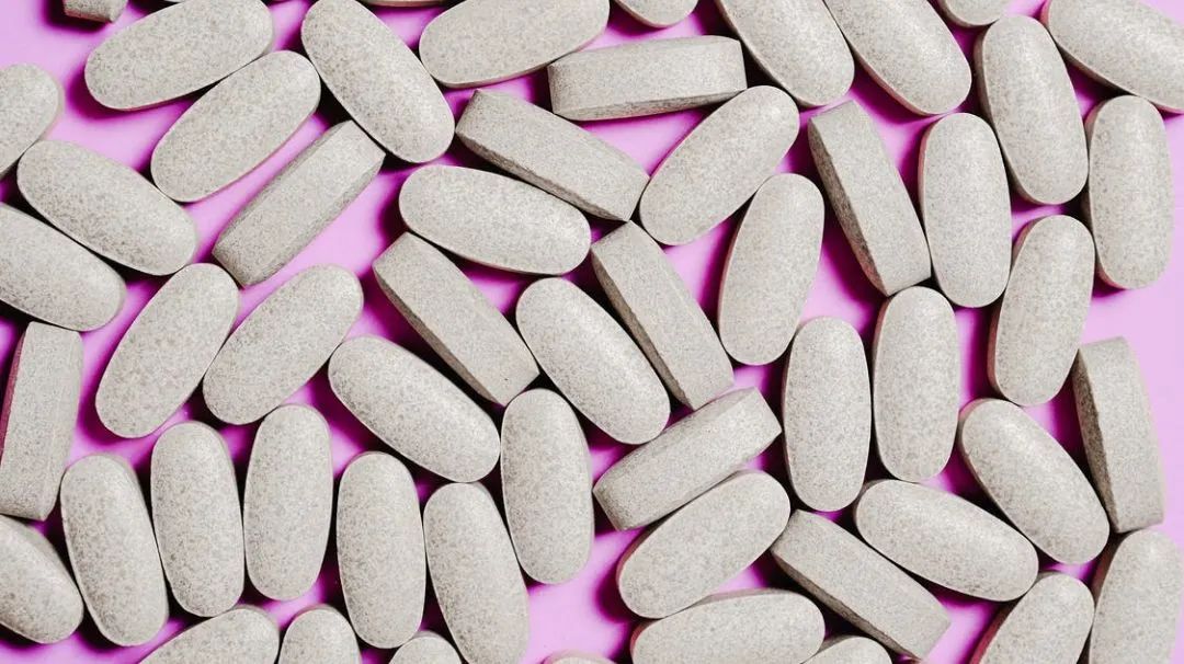 老年人肝不好适合吃什么钙片,吃护肝片可以吃软骨素钙片吗