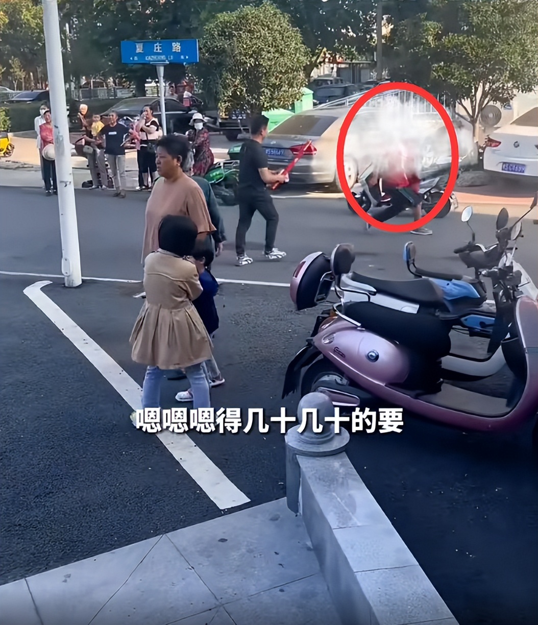 老人组团劫婚车不给红包不让走,老人组团马路拦婚车要红包