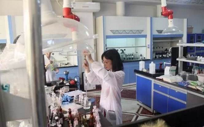 2005年,吉林山村尴尬事,村民深夜睡觉总尿床,老人:真丢人怎么见人