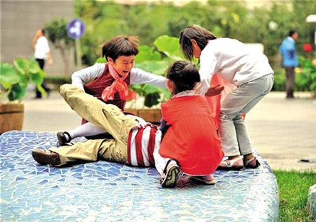 孩子学校碰破嘴该怎么理赔,孩子不小心划伤别人脸该赔偿多少