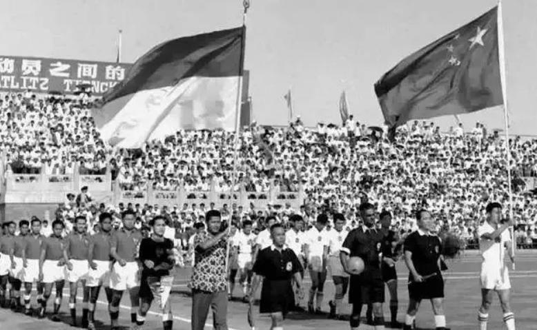 1964年贺龙奉命整治国足，三招下去战力狂增，打遍亚洲雄踞第二