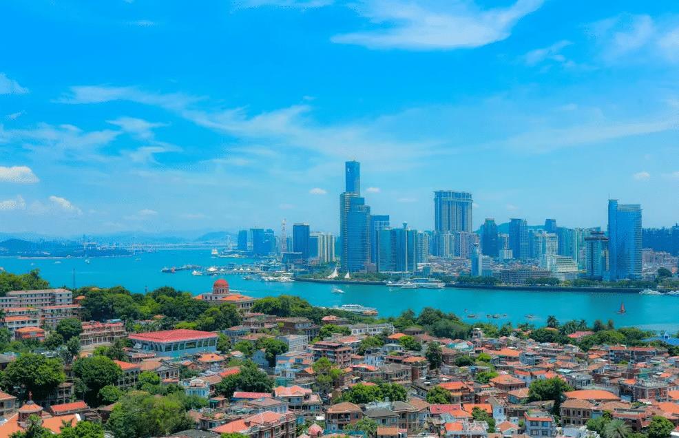 为“春城”。尽管昆明的自然环境优美，但该城市的人?