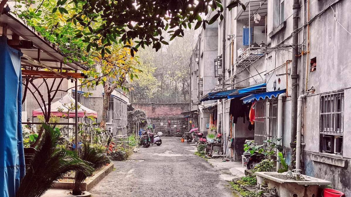 鞋子放自家门口碍邻居什么事