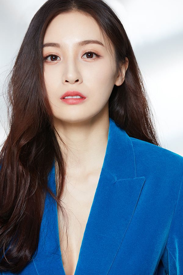 隆妮深v礼服,隆妮白衬衣