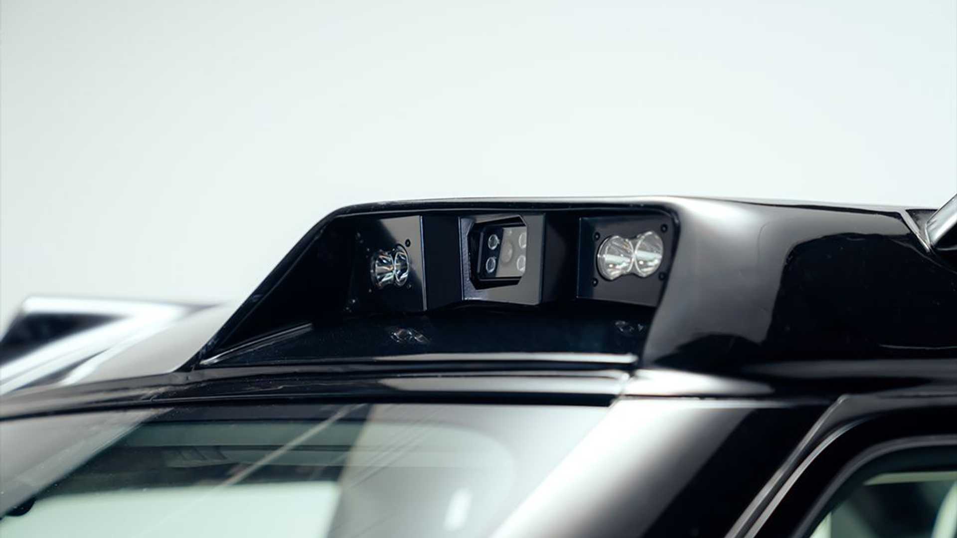 迪拜警察开巡逻车,迪拜日产途乐警车