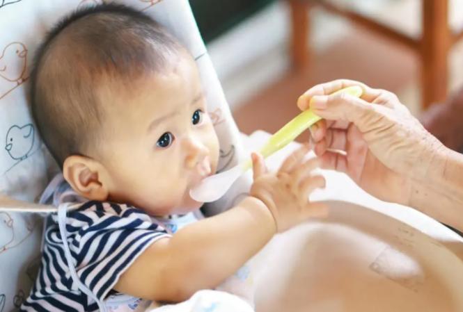 1岁宝宝只爱喝奶拒绝吃辅食，姥姥找出原因，宝妈：我太难了