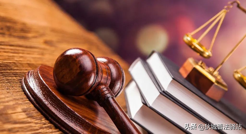 高院再审明确：无论驾驶人在事故发生时处在车上还是车下，均不属于第三者，保险公司无须承担赔偿责任！