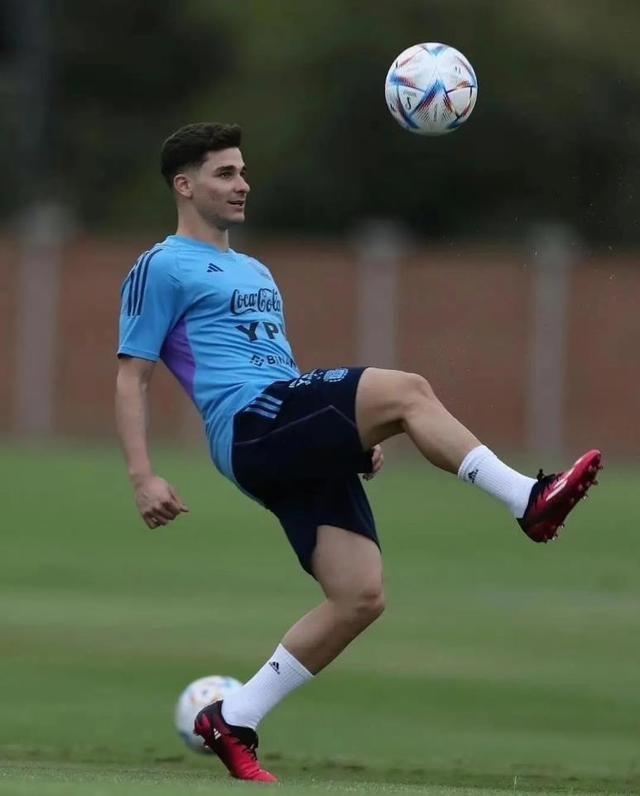 梅西夺冠小碎步阿尔瓦雷斯,哈兰德祝贺阿尔瓦雷斯