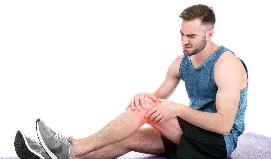 男子膝盖上长了肉瘤,男子膝盖内侧出现小疙瘩