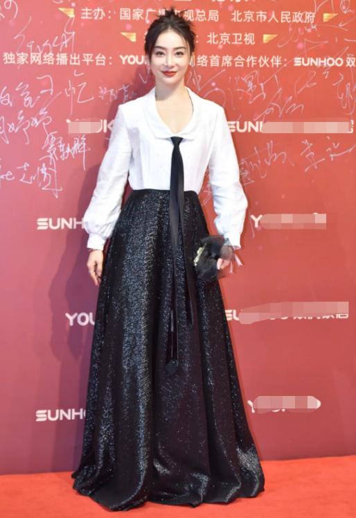 殷桃现身飞天奖典礼,殷桃闫妮颁奖典礼