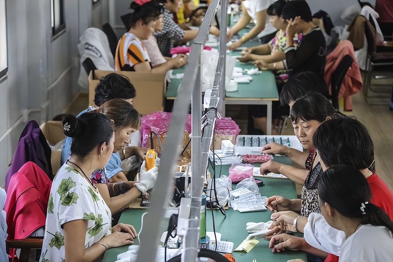 地摊日入9000？普工一年涨薪5元，年轻人逃离工厂是明智选择吗？