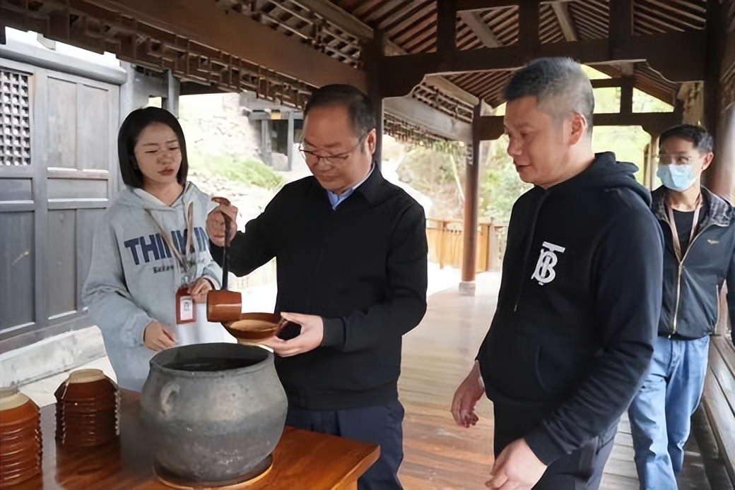 教你3个小妙招一眼看出勾兑酒,真酒与勾兑酒最快识别方法