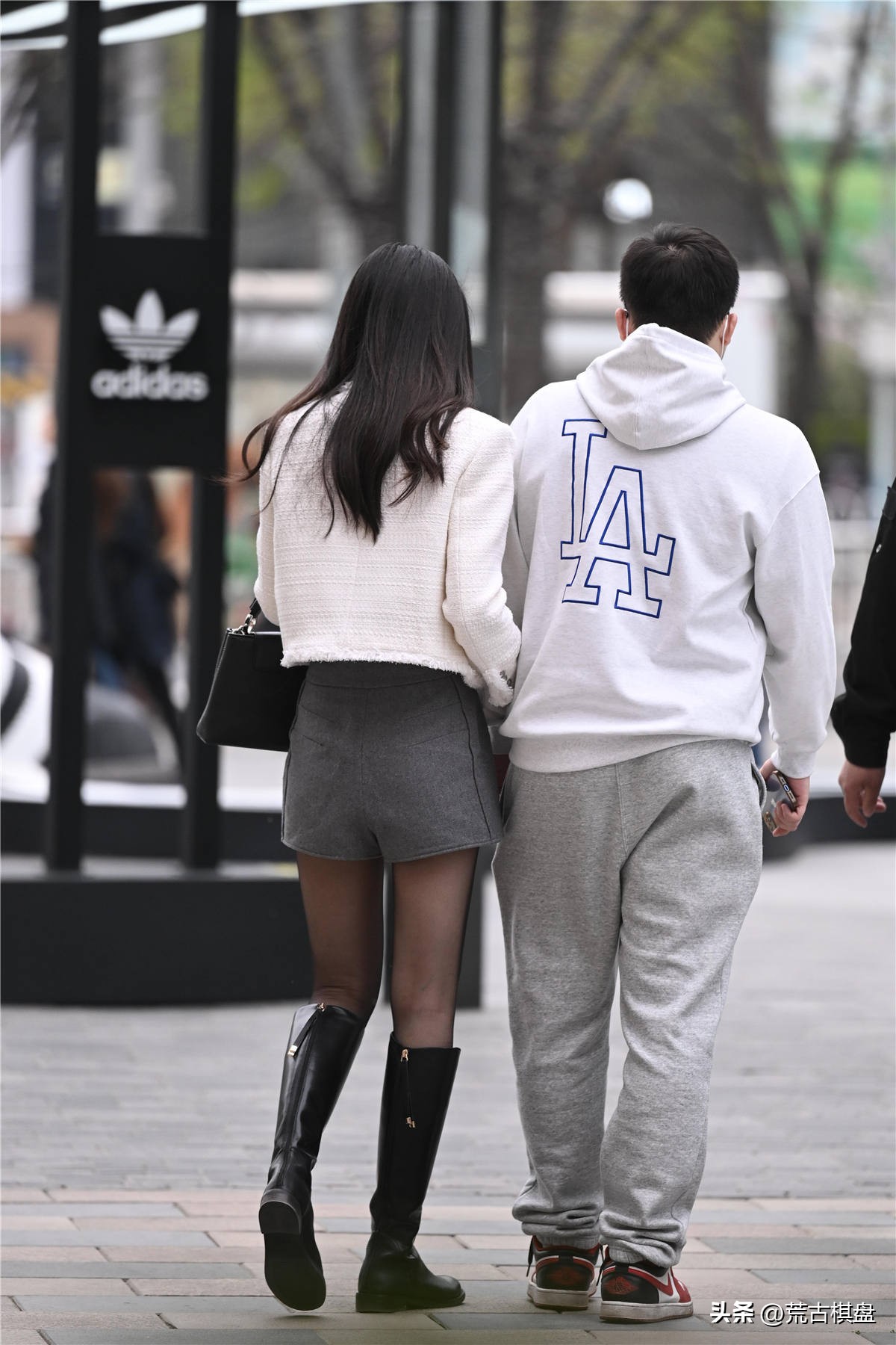 蕾丝短袜长靴怎么搭配好看,黑色长靴和棕色长靴哪个更好搭配