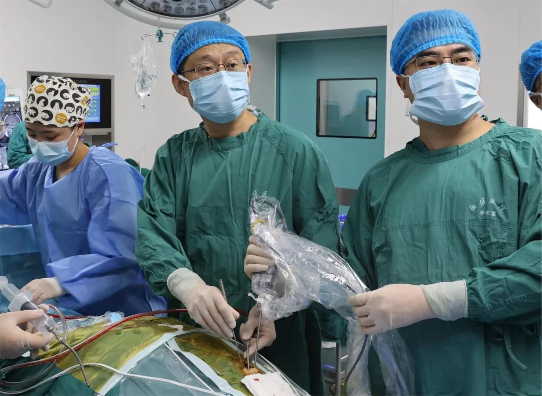 北京天坛医院神经外科专家李储忠教授来西区医院会诊及手术示范