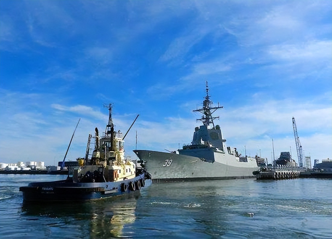 我军舰队驶入公海，某国驱逐舰阻拦，开国中将喊话：后果自负