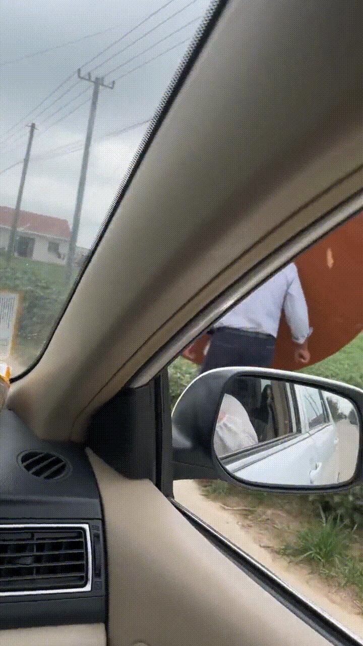 女生穿短裤坐车,姑娘在车上穿短裤要注意坐姿