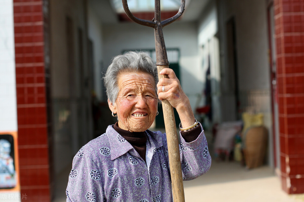 60岁超龄农民工应不应该被辞退,六十岁农民工被清退