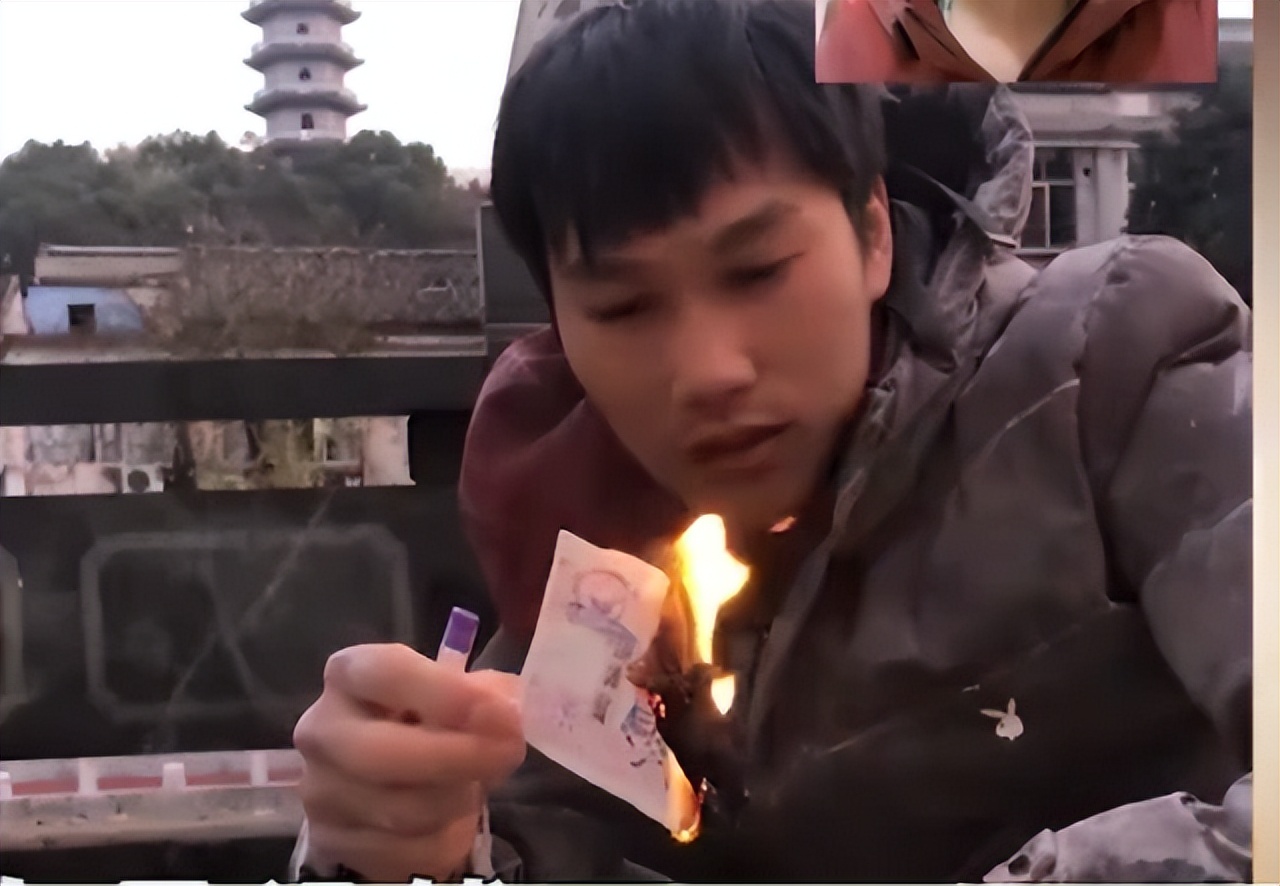 温州卖面条老人,浙江温州老人用手画钱币买面条