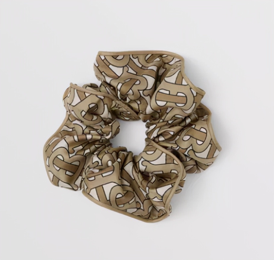 顶流卖丑大翻车！11万的透视裤、露奶衫，25万的飞机包，狗都不买