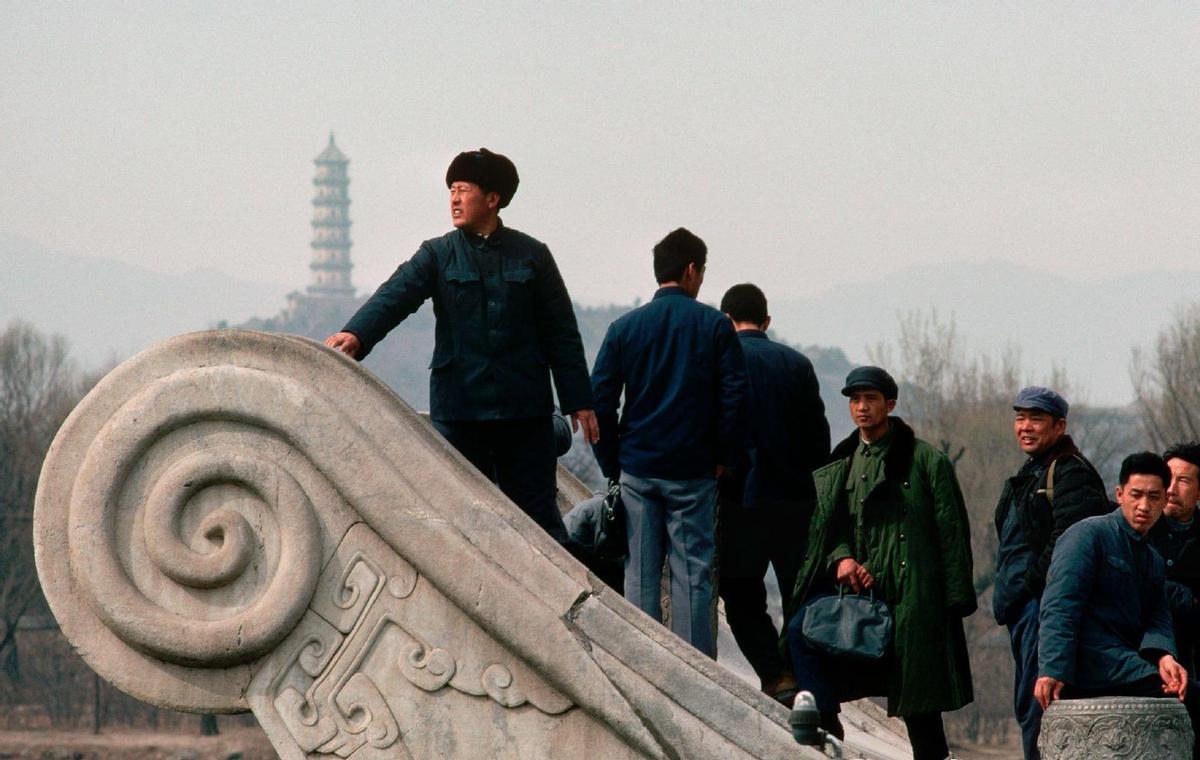 高清老照片：旗人格格大腿岔开豪放洗衣，地主三妻四妾不输女明星