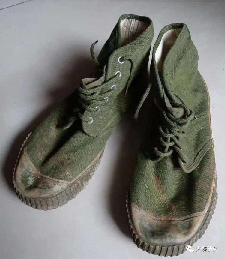 对越自卫反击战高校,向参加过自卫还击的战友们敬礼