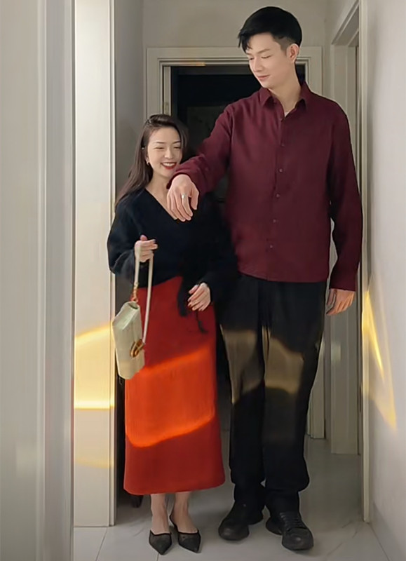 1米58女孩太会打扮，穿搭显瘦又显高，和1米9帅哥一同出镜真登对