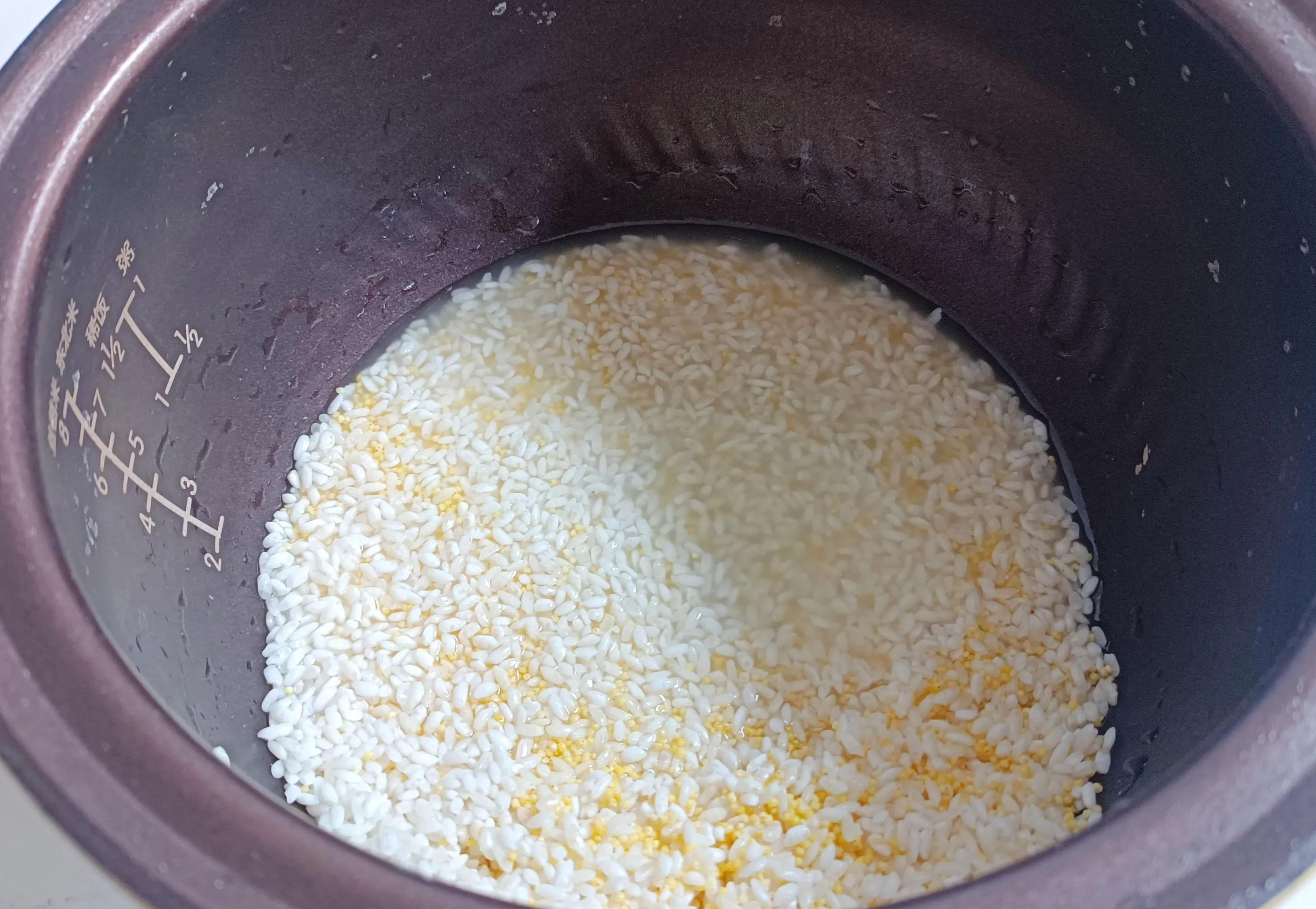 秋季养生多喝汤，还喝粥。肉丝白菜小米粥做法，强身健体正当吃