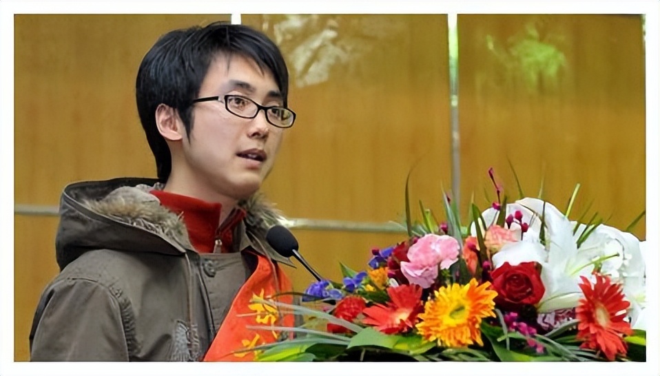 浙江小伙背着母亲上学，成全国道德模范，为何却变性参加选美大赛