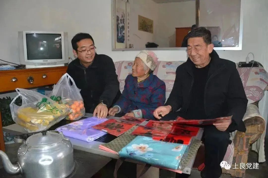 我县多形式开展“组织送暖、*党**员送福”志愿服务活动