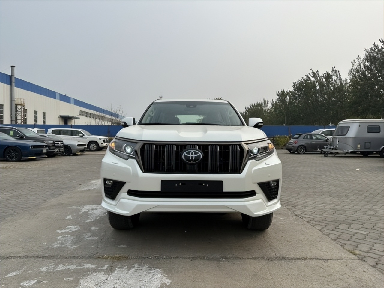 国六中东版霸道4000顶配，带熏黑套件，这样的外观真的很少见