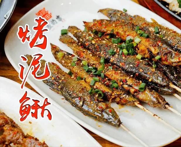 小伙养泥鳅年入百万,90后小伙养变异泥鳅