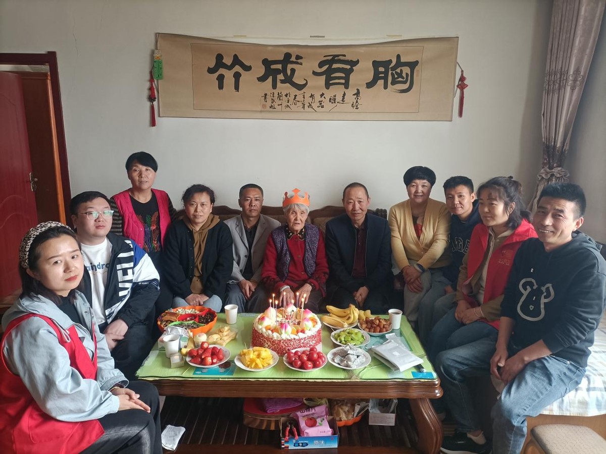 祝福送上门情谊暖人心——西固区陈坪街道小坪社区为辖区80岁老*党**员过生日