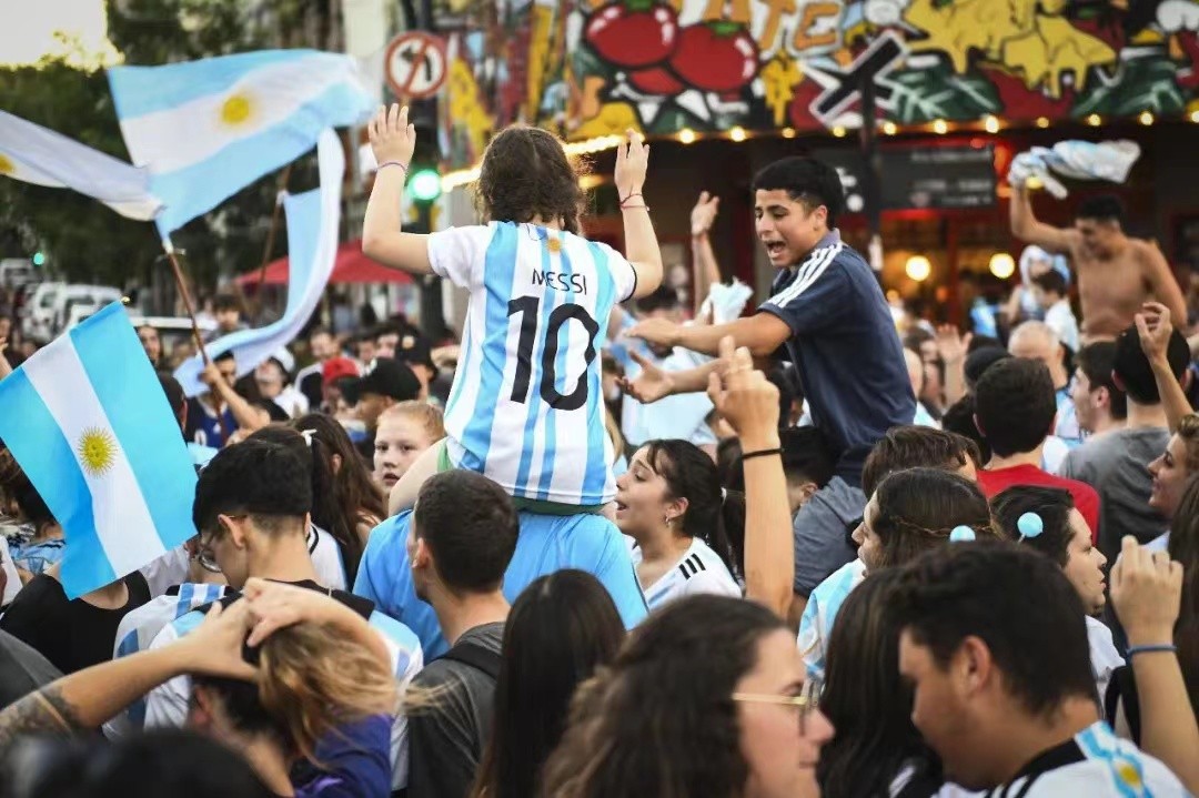 从侏儒到球王,从侏儒症患者到世界球王