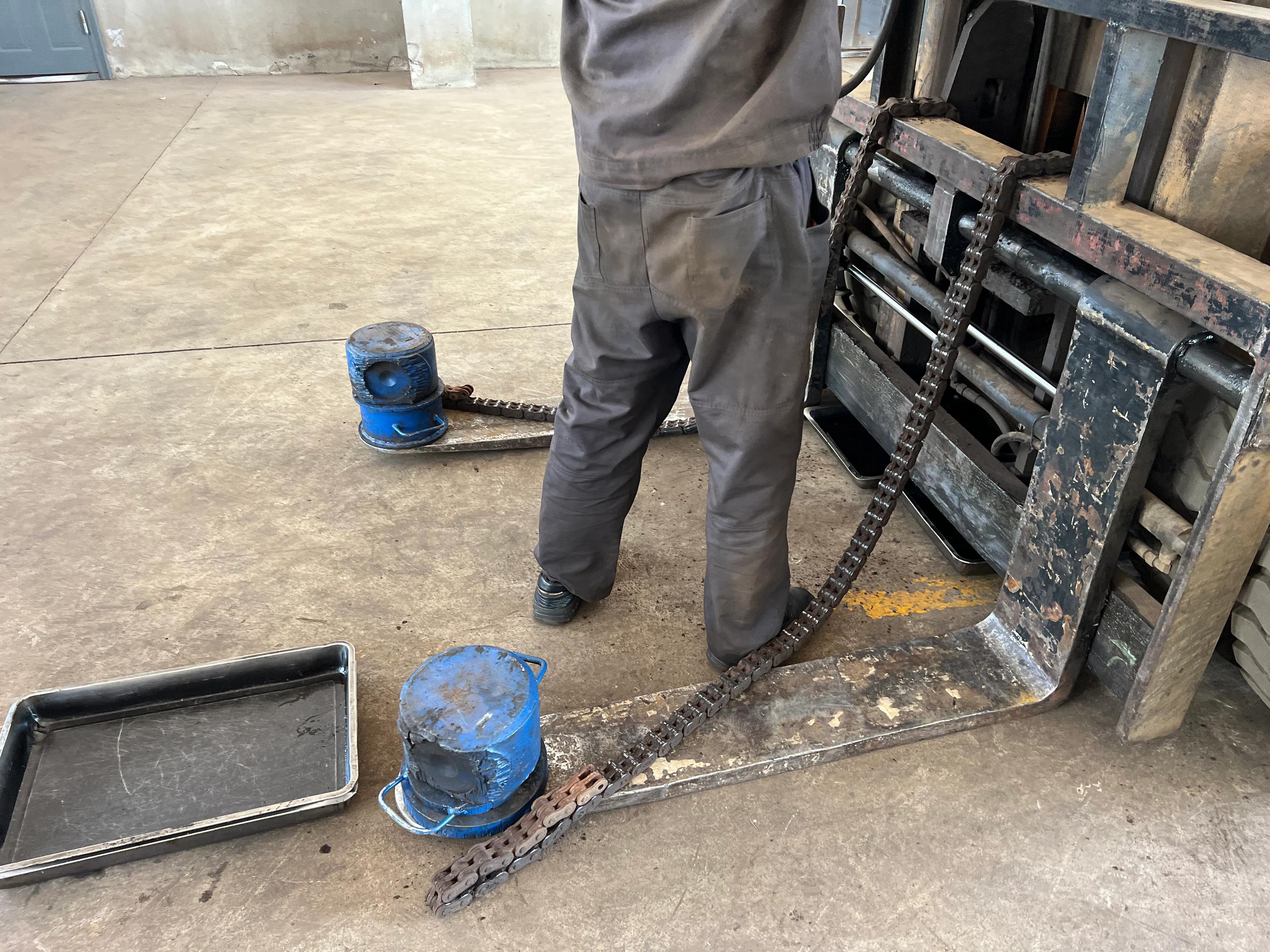 叉车换门架轴承多少钱,叉车门架轴承怎么换