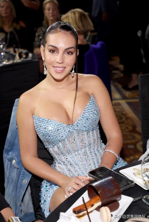 乔治娜炫富劳斯莱斯,乔治娜大红色镶钻礼服