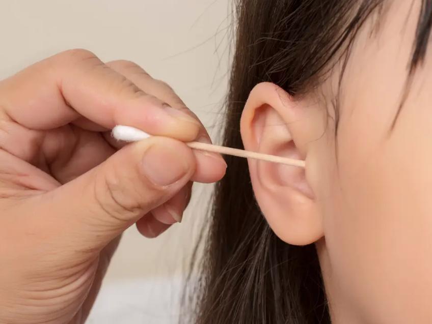 耳朵痒掏不出东西暗示这几个问题,耳朵老是毫无征兆的痒冒水