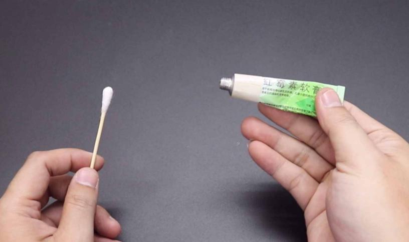 用红霉素软膏皮肤会变黑吗,用红霉素软膏擦一擦就好了