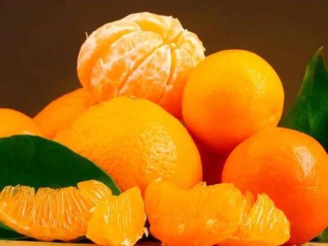 女子同食橘子牛奶,吃橘子喝牛奶进急诊