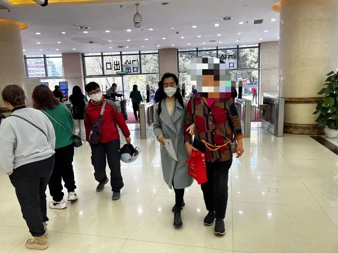 知知观察·身边的新兴职业（一）｜贵阳陪诊师：游走在刚需与质疑中的“临时家人”