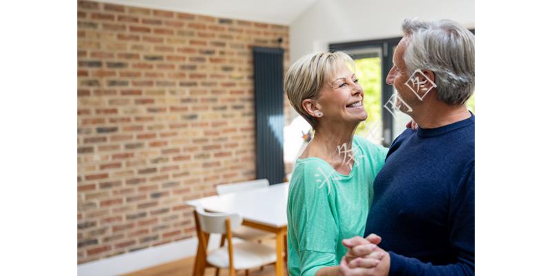 亲爸后妈把孩子给打了,姐弟被后妈打得奄奄一息