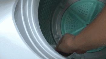 洗衣机洗好的衣服都有毛毛怎么办,洗完的衣服有很多小毛毛怎么去除