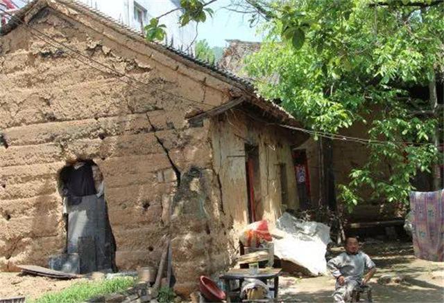 00后小伙靠捡废品养活一家4口,一男子捡垃圾养瘫痪妻子